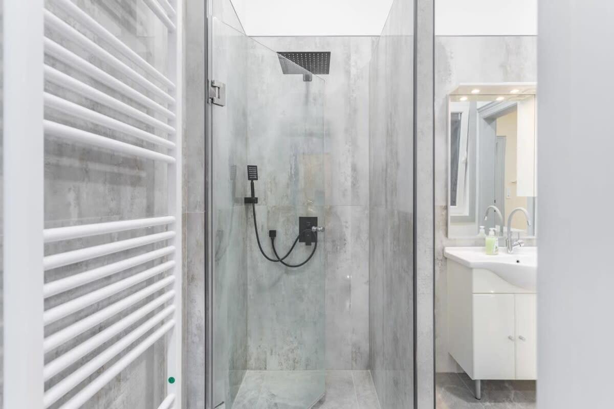 Appartement New Central And Convenient Flat